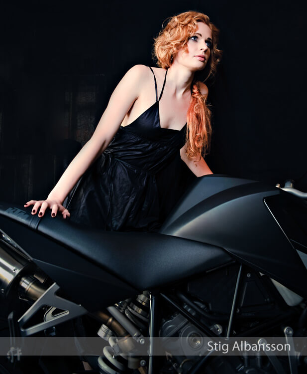 Hårmodell fotograferad vid motorcykel