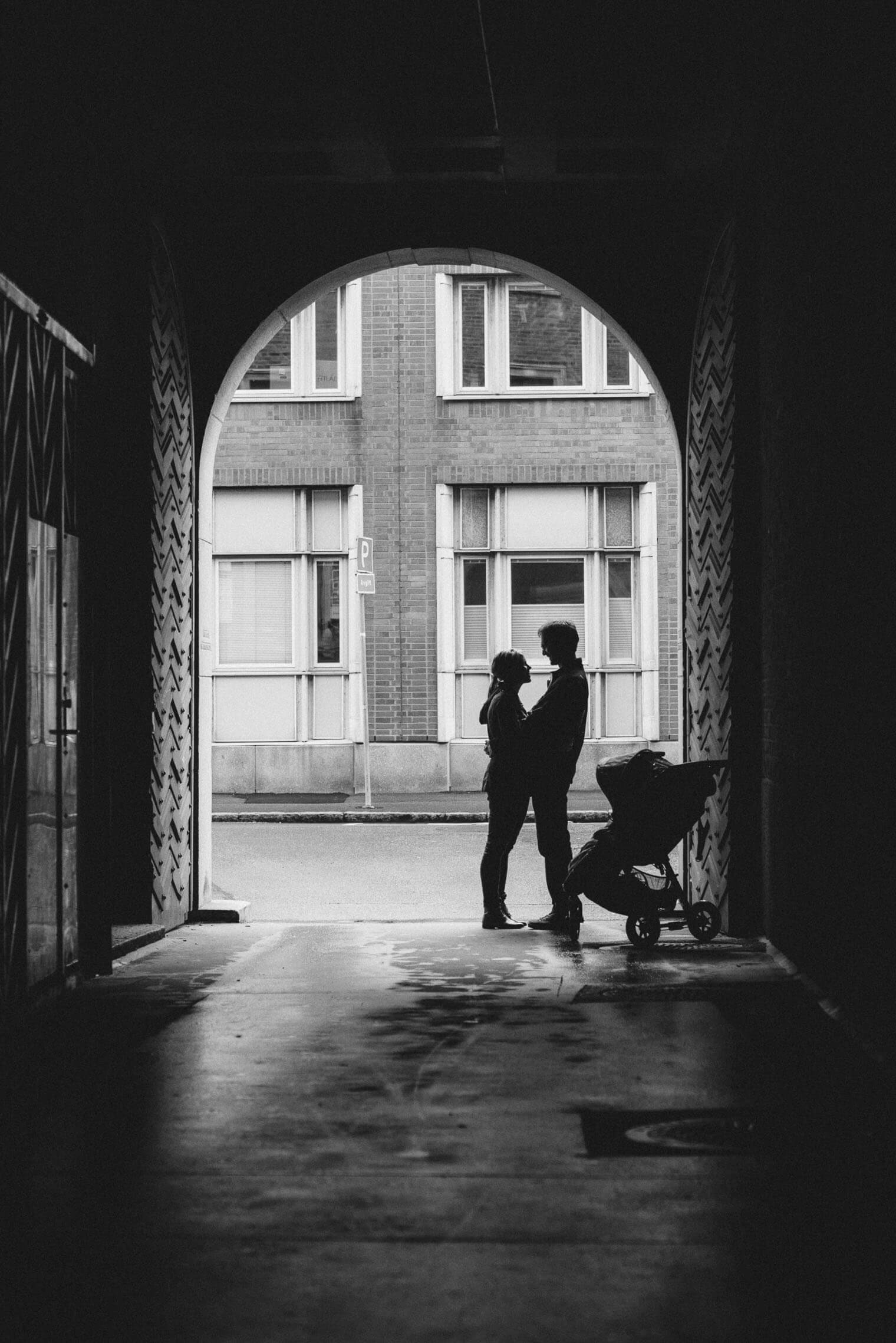 Förfotografering nära studion på Torsgatan av Ida och Henrik inför deras bröllop i Älvsborgs kyrka i västra Göteborg.