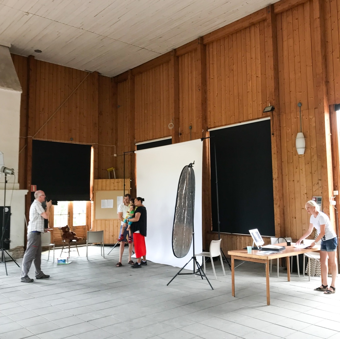 Familjefotografering i Lagerhuset på Trädgårdsföreningen i Göteborg med portabel fotostudio uppsatt för detta tillfälle